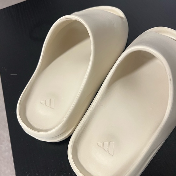 Yeezy slides - Picture 2 of 3
